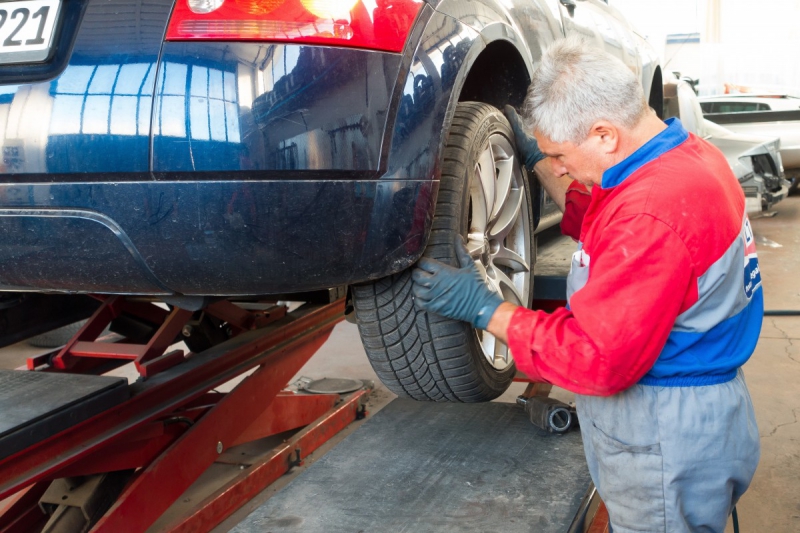 vitrine-PIERREFEU-min_auto_repair_repair_lift_auto_mechanic_work_clothes_master_professional_man_of_the_fold-685629