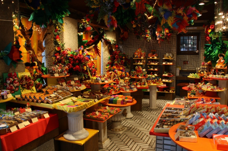 vitrine-PIERREFEU-min_candy_store_chocolate_shop_chocolate_switzerland-393515